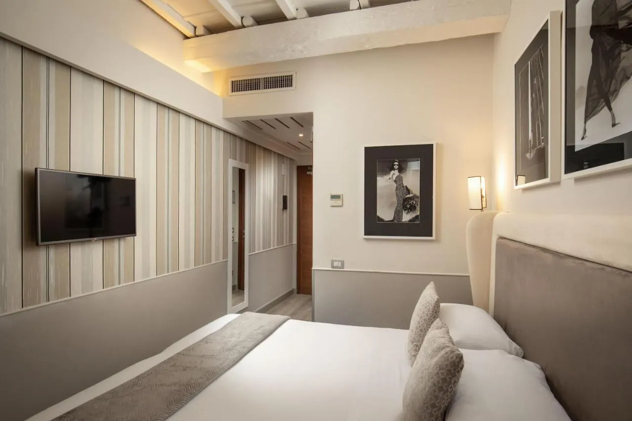 רומא Condotti Palace מלון